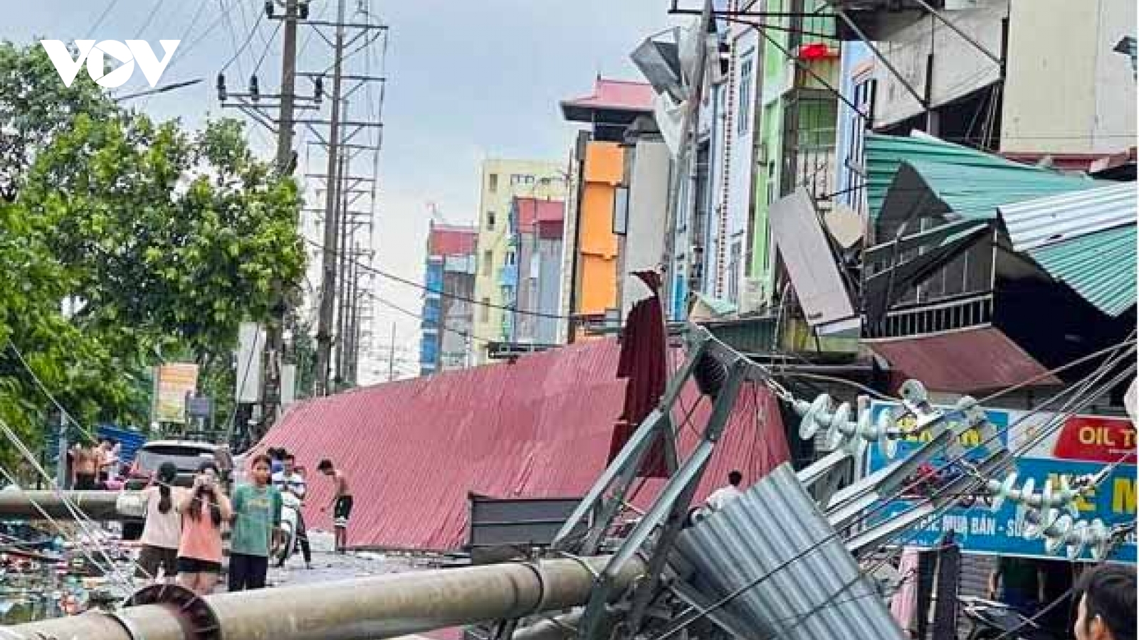 Đổ gãy cột điện, lốc xoáy cuốn hàng trăm mảnh mái tôn ở Bắc Ninh